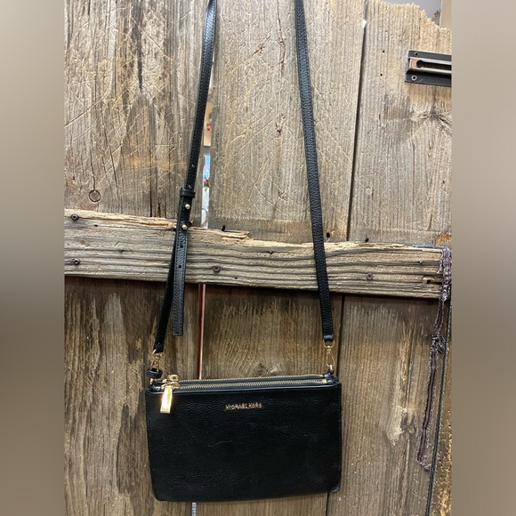 Michael Kors cross body - Picture 1 of 12